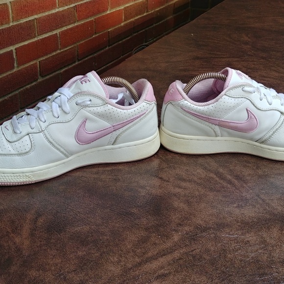 NIKE WHITE LEATHER SHOES SZ 7.5 - Picture 5 of 8